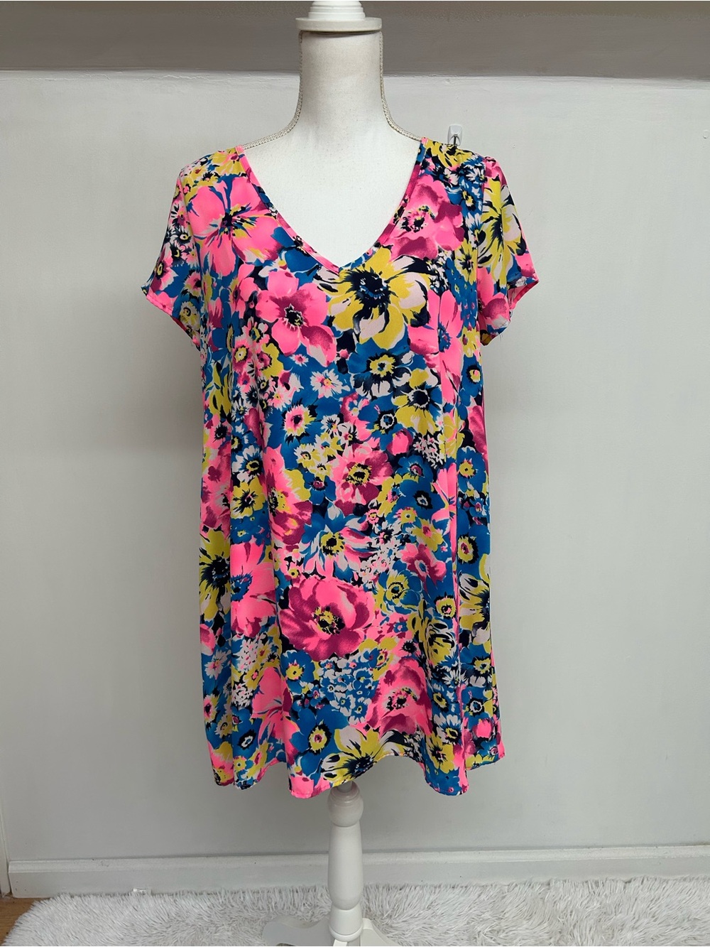 Baby Love Vibrant Floral V-Neck Women’s Dress size Medium